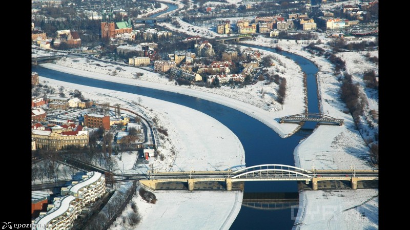 2005 rok - stare przęsło mostu św. Rocha w drodze na nowe miejsce | fot. Marek Kaczmarczyk / CYRYL