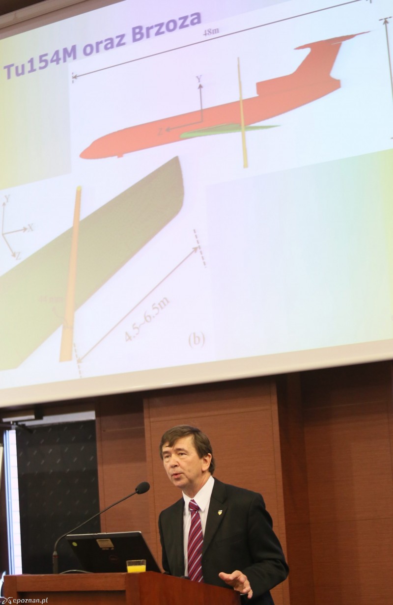 Profesor Binienda w trakcie konferencji naukowej | fot. PAP/Leszek Szymański