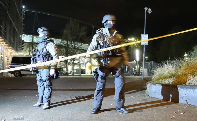 Policjanci pod ewakuowanym HDI Arena | fot. Christian Charisius PAP/DPA