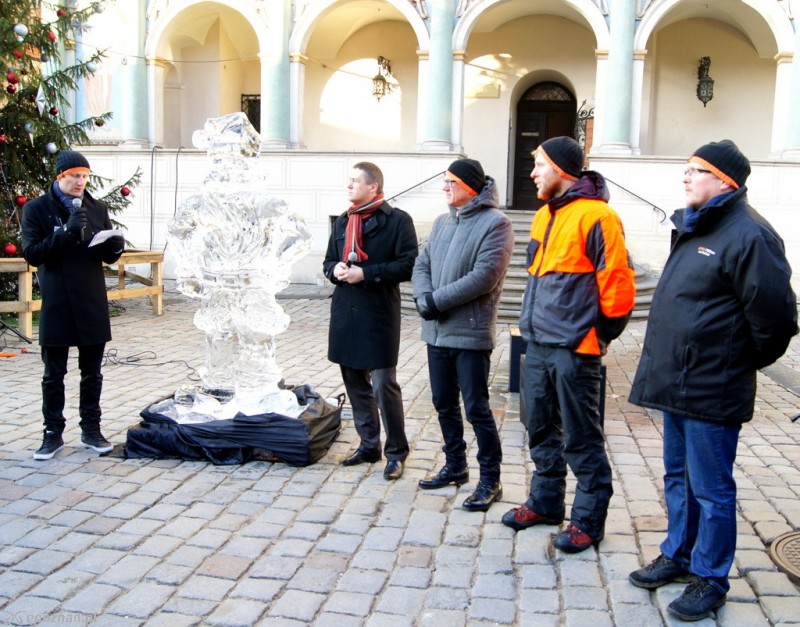 Na Starym Rynku stanęła pierwsza lodowa rzeźba | fot. Włodzimierz  Hoppel