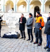 Na Starym Rynku stanęła pierwsza lodowa rzeźba | fot. Włodzimierz  Hoppel