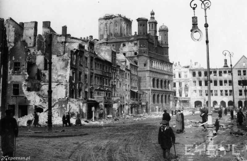 Zniszczone domki budnicze i Ratusz w 1945 roku | fot. Zbigniew Zielonacki / CYRYL