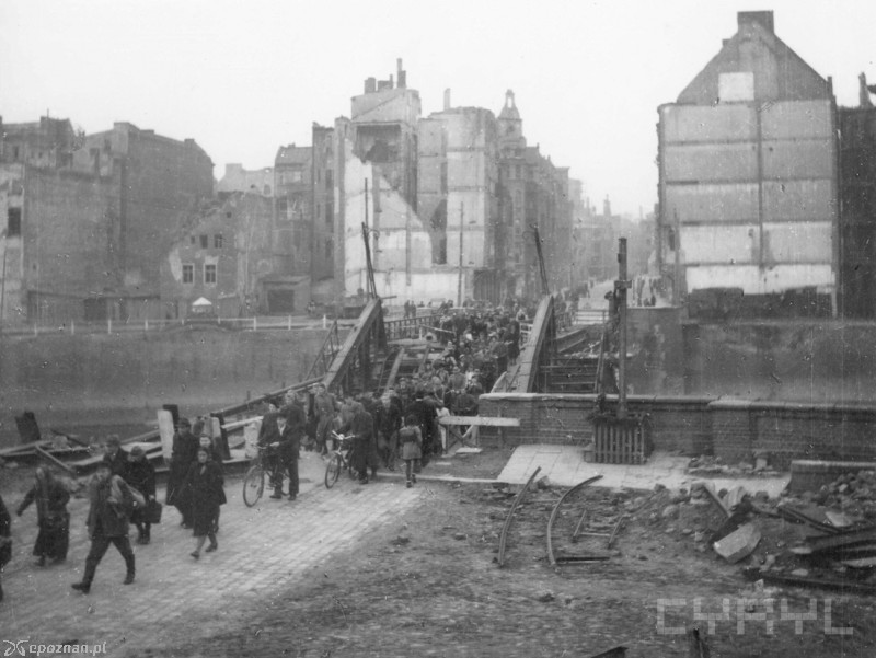 Zniszczony Most Chwaliszewski w 1945 roku | fot. Zbigniew Zielonacki / CYRYL