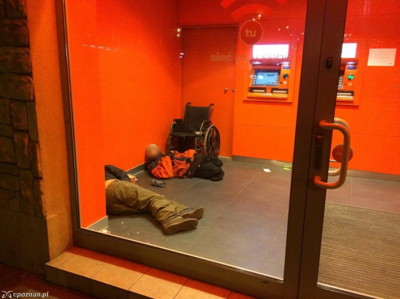 Bezdomni w pomieszczeniu z bankomatem w centrum Poznania | fot. Iwona