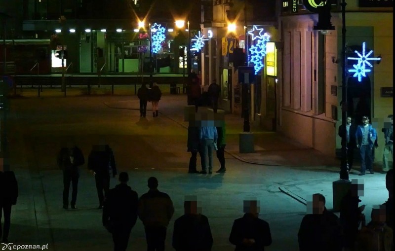 Poszukiwanych mężczyzn widać po prawej stronie - wychodzą z lokalu | fot. Policja