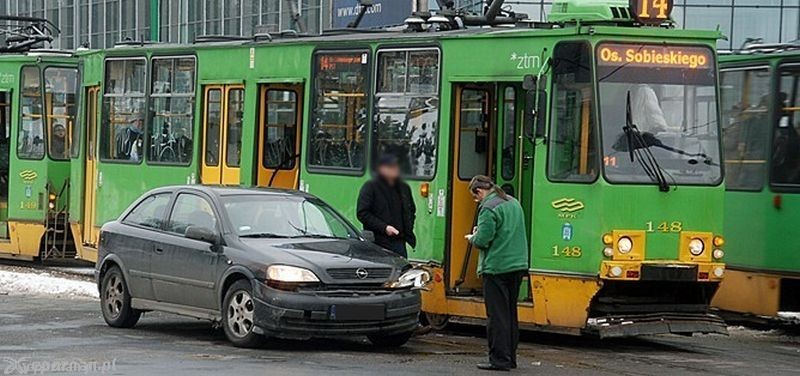 Środowe zderzenie samochodu i tramwajów na skrzyżowaniu Królowej Jadwigi i Półwiejskiej | fot. Piotr Knach