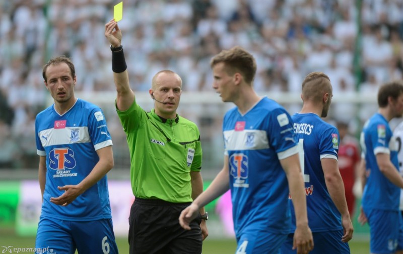 Marciniak pokazuje żółtą kartkę Tomaszowi Kędziorze podczas meczu Legia - Lech. fot. PAP/Bartłomiej Zborowski