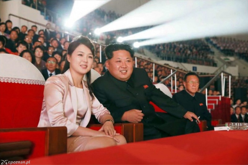 Kim Dzong Un z żoną fot. YONHAP / RODONG SINMUN / PAP / EPA