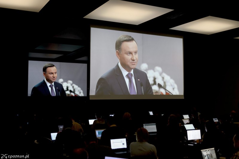 Przemówienie prezydenta Andrzeja Dudy transmitowane w centrum prasowym MTP | fot. PAP/Jakub Kaczmarczyk
