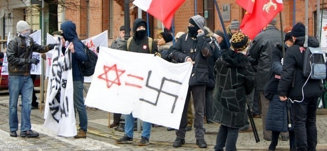 Antysemicka manifestacja pod siedzibą gminy żydowskiej | fot. Włodzimierz  Hoppel