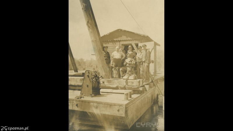 1947 rok Barka, a na niej m.in. nurek | fot. Właściciel: Jerzy Kujawa / CYRYL