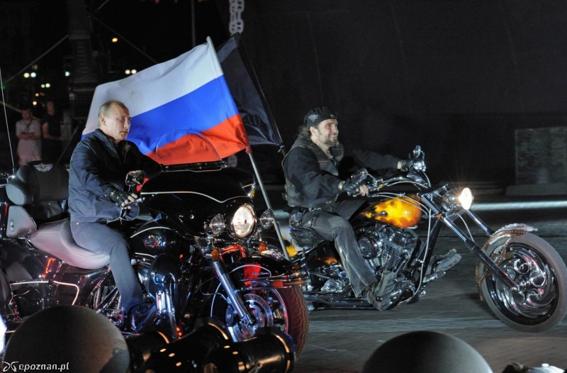 Władimir Putin z przywódcą Nocnych Wilków | fot. YANA LAPIKOVA/PAP/EPA