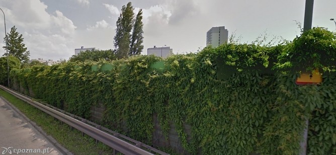 Przed rozpoczęciem prac osiedle było oddzielone od drogi ekranem akustycznym | fot. Google Street View