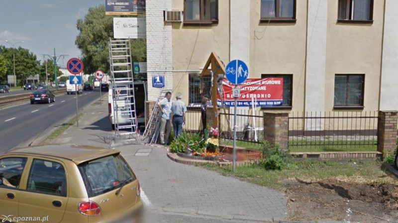 Krzyż jeszcze przed rozpoczęciem przebudowy ulicy Jana Pawła II | fot. Google Street View