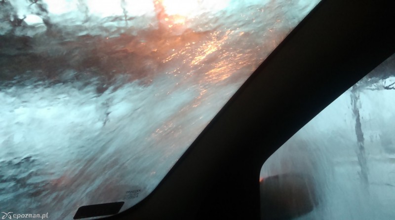 Auto pod wiatą na parkingu przy Selgrosie | fot. Jola Herman 