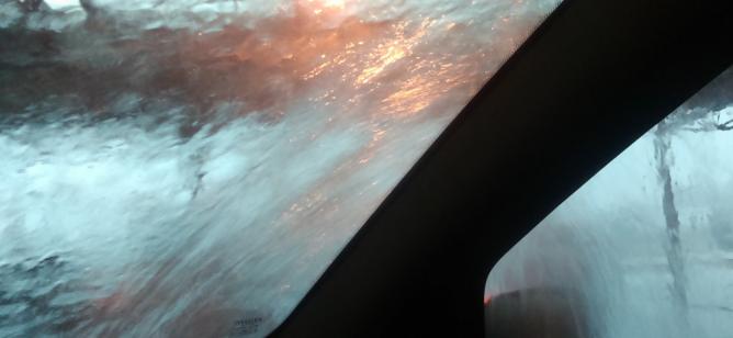 Auto pod wiatą na parkingu przy Selgrosie | fot. Jola Herman 