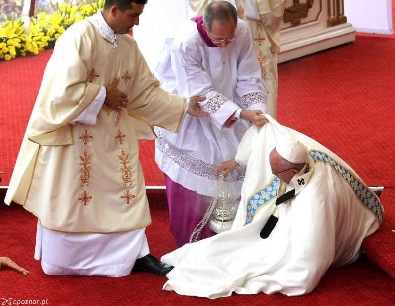 Papież upadł podczas czwartkowej mszy w Częstochowie | fot. Daniel Dal Zennaro PAP/EPA