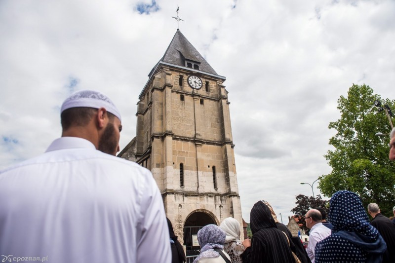 Przedstawiciele społeczności muzułmańskiej przed kościołem, w którym doszło do ataku | fot. CHRISTOPHE PETIT TESSON/PAP/EPA