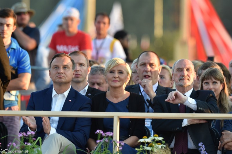 Para prezydencka oraz szef MON w trakcie uroczystości w Brzegach | fot. Radek Pietruszka/PAP