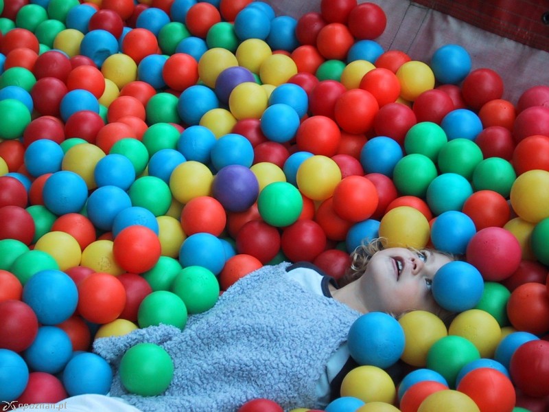 Maluch chciał się pobawić w centrum zabaw dla dzieci | fot. Stefan Edinger / freeimages.com