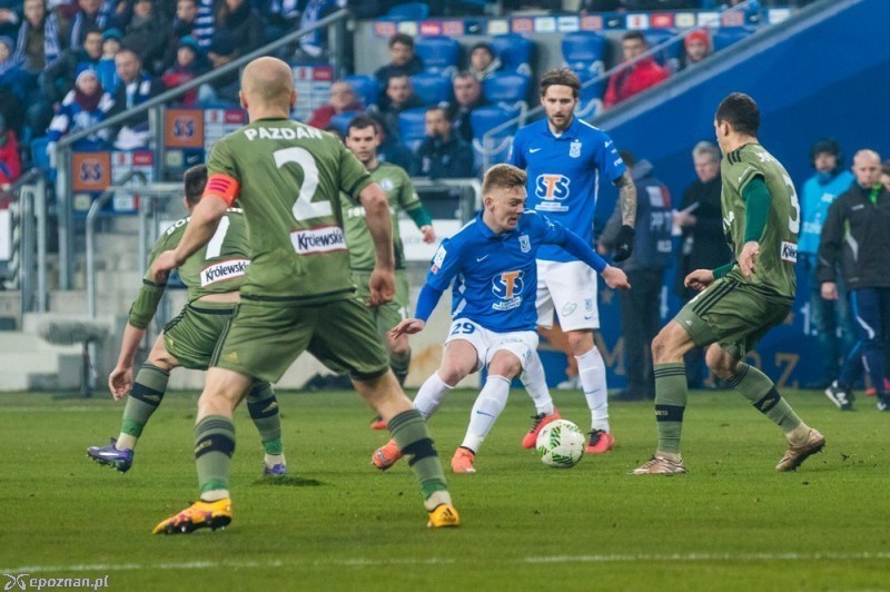 Jóźwiak (w środku) walczy o piłkę podczas meczu Lech - Legia fot. Tomasz Szwajkowski