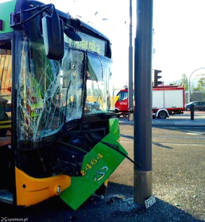 Piątkowe zderzenie autobusu ze słupem | fot. czytelnik