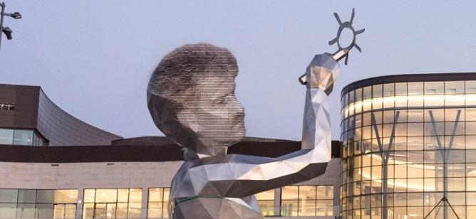 Rzeźba, która stanęła przy CH Posnania, przerobiona przez internautę | fot. Aleksander Łukaszenko o Polsce / Facebook