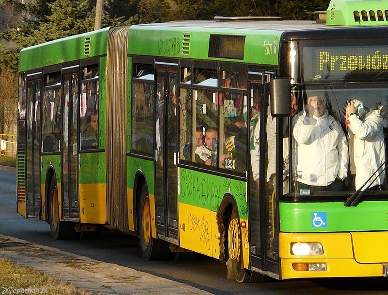 Autobusy, którymi byli wożeni przyjezdni kibice były regularnie demolowane | fot. &#65279;&#65279;poznanskie-autobusy.pl