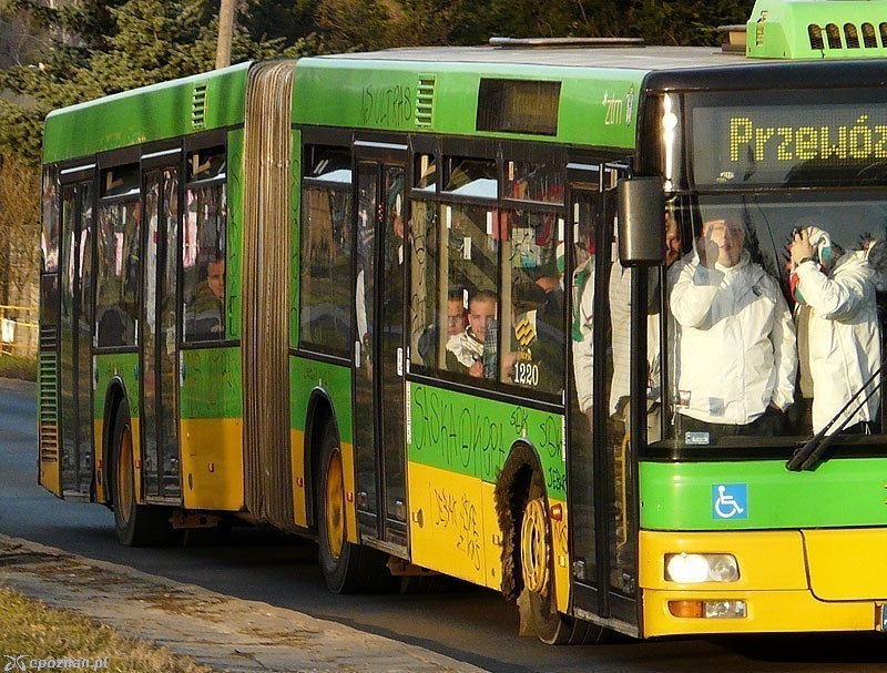 Autobusy, którymi byli wożeni przyjezdni kibice były regularnie demolowane | fot. poznanskie-autobusy.pl