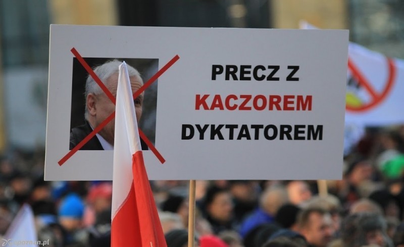 Jedna z manifestacji KOD-u na poznańskim placu Wolności | fot. Roger Gorączniak