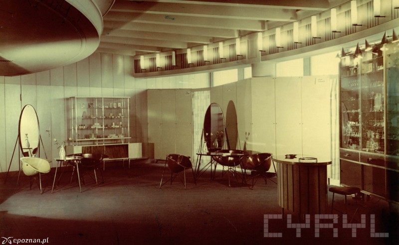 Salon kosmetyczny w Okrąglaku w latach 60-tych | fot. CYRYL / Ryszard Kulm