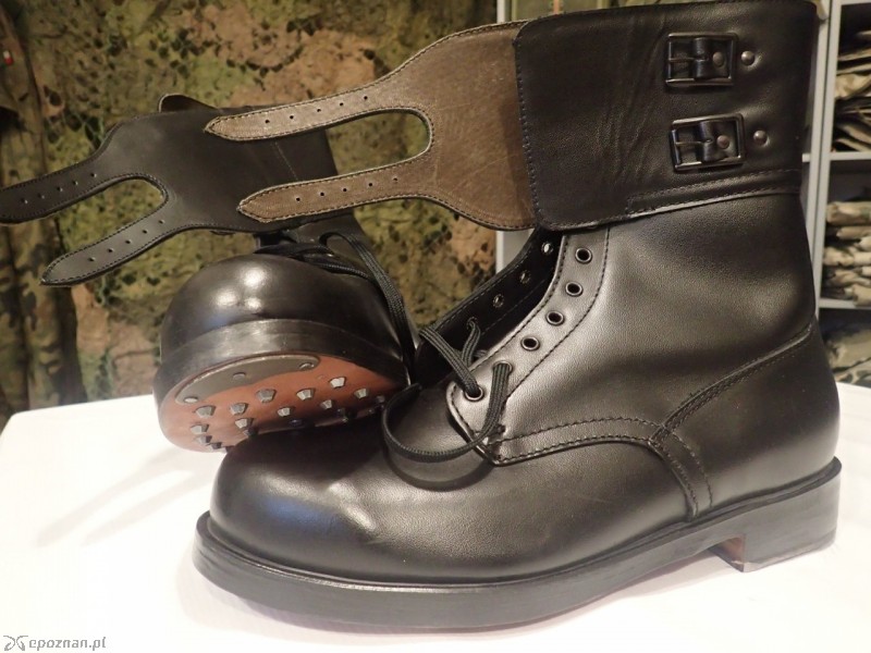 Takie buty będzie można kupić we wtorek za nieco ponad 48 zł + VAT | fot. Agencja Mienia Wojskowego