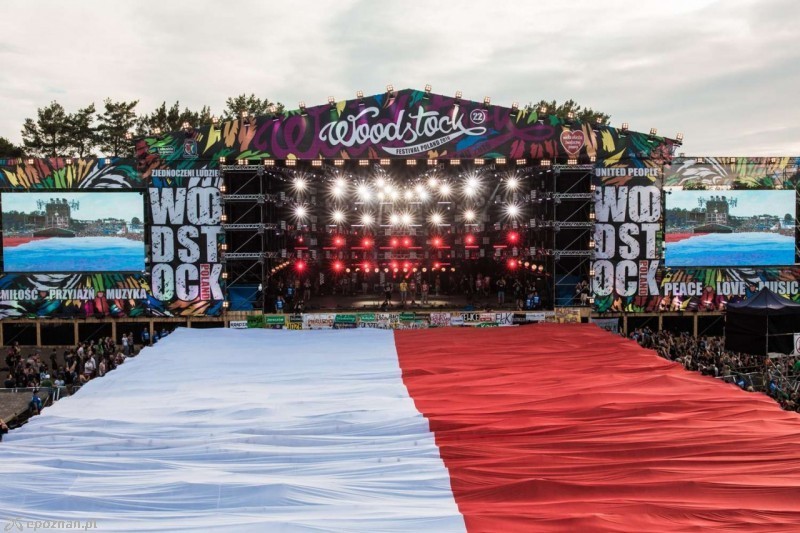 Polska flaga rozwinięta pod sceną Przystanku Woodstock | fot. Michał Kowalski/WOŚP
