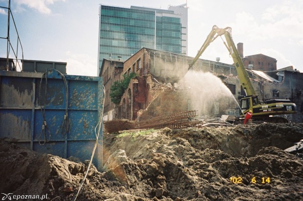 14 czerwca 2002 - wyburzanie części budynku produkcyjnego | fot. Stary Browar