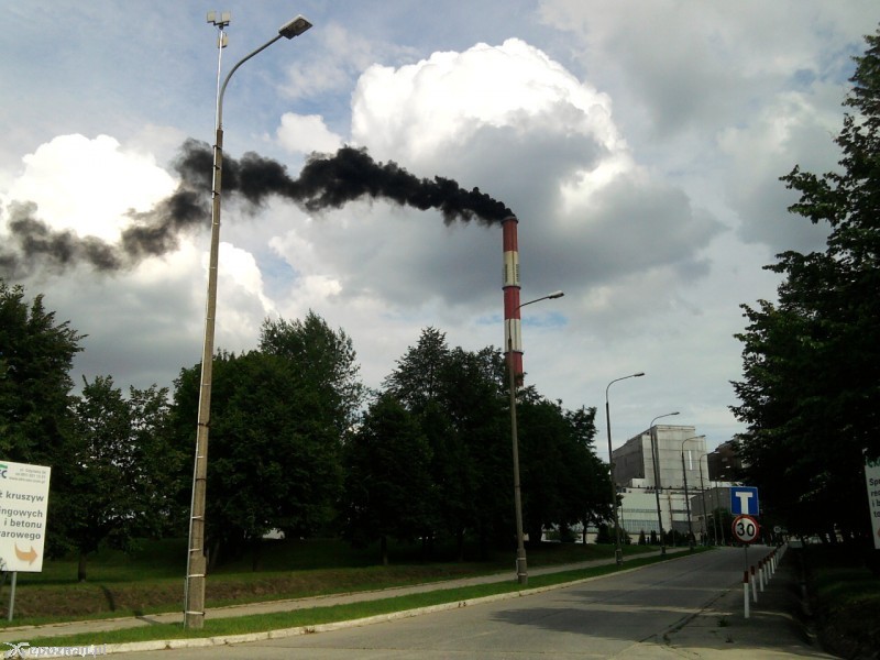 Zdjęcie z 2011 roku - wówczas przez awarię konieczne było uruchomienie kotła mazutowego, przez co z komina zaczął się wydobywać czarny dym | fot. Archiwum