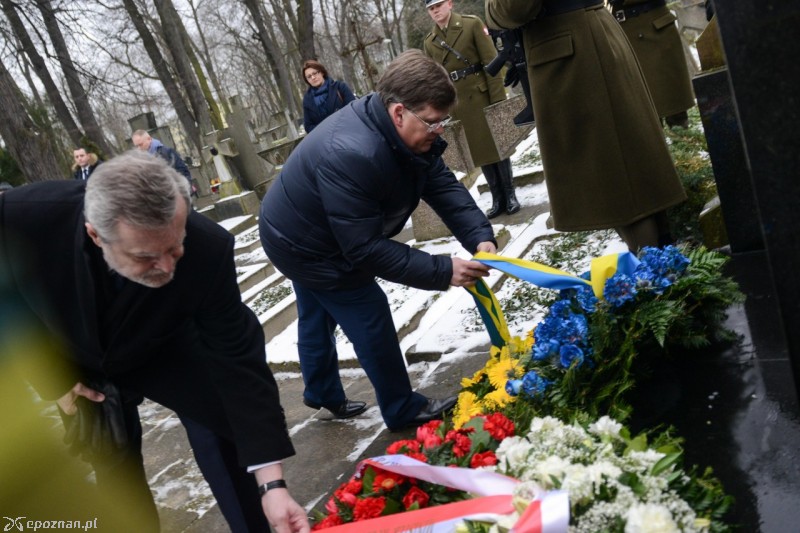 Minister Piotr Gliński i wicepremier Pawlo Rozenko składają kwiaty na prawosławnym cmentarzu w Warszawie | fot. Jakub Kamiński/PAP