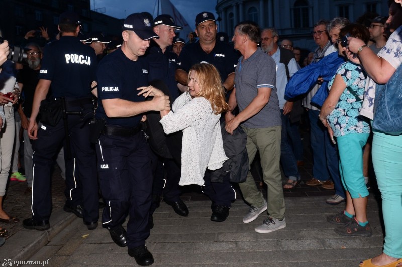 Policja usuwa kontrmanifestantów w trakcie lipcowej miesięcznicy | fot. Marcin Kmieciński/PAP