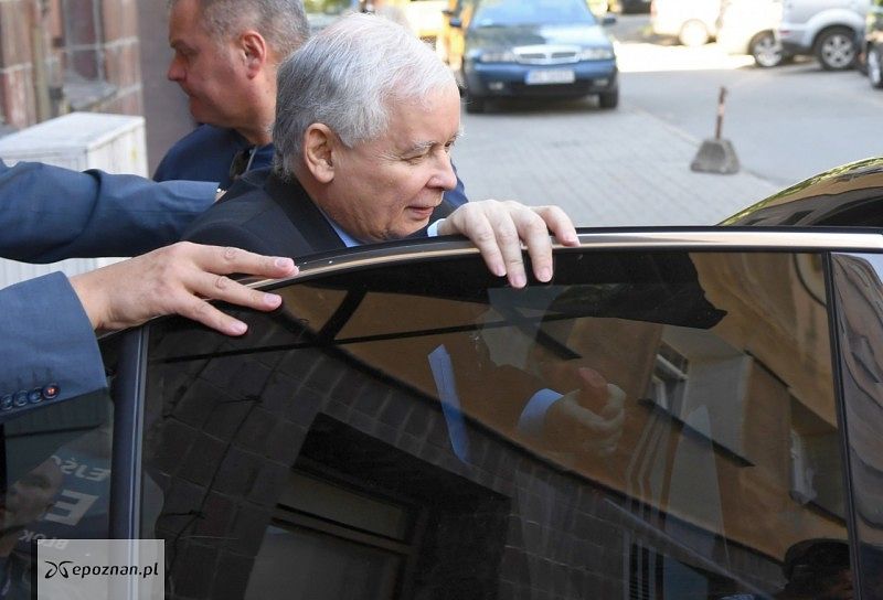 Jarosław Kaczyński po wyjściu ze szpitala | fot. PAP/Radek Pietruszka 