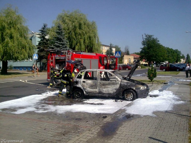Pożar auta w Środzie Wlkp. | fot. Wojtek