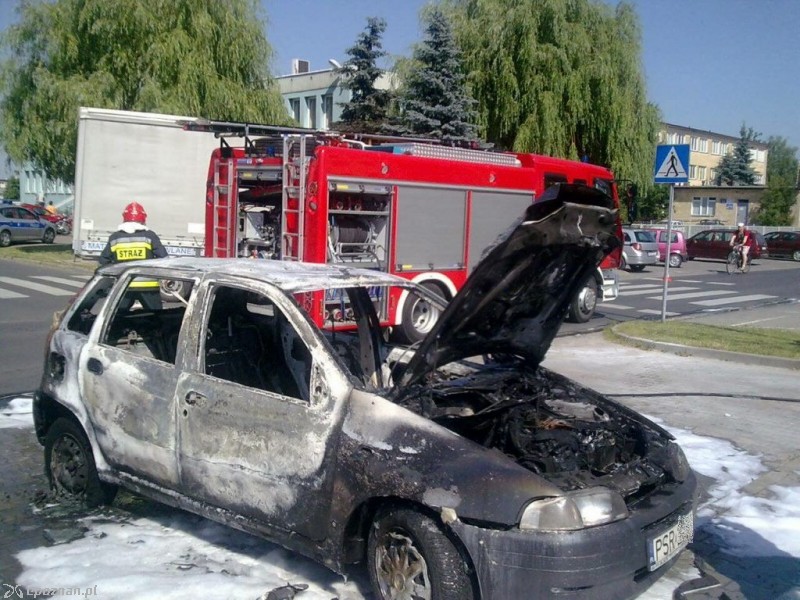 Pożar auta w Środzie Wlkp. | fot. Wojtek
