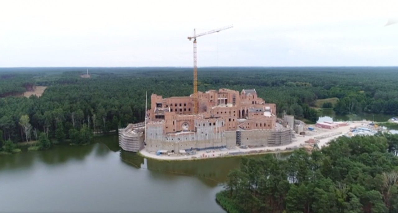 Zamek w Stobnicy: Inwestor chce wybudować lądowisko oraz ...