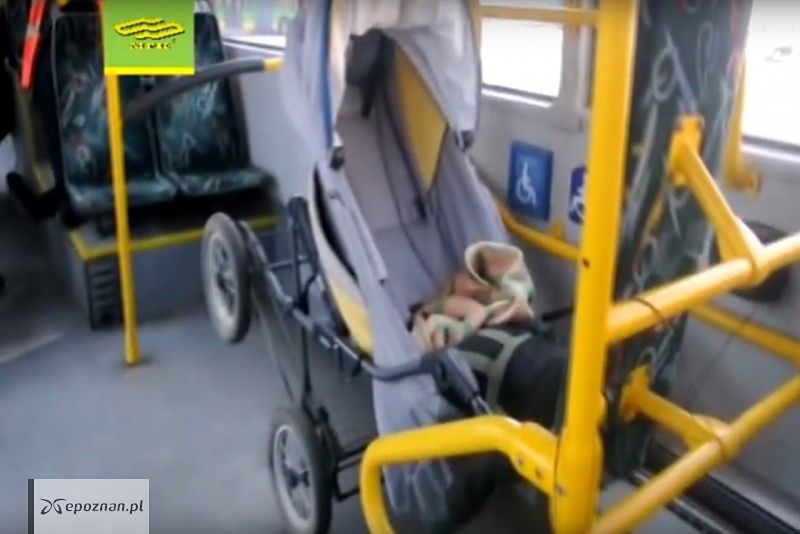 zrzut ekranu z instruktażowego filmu o tym, jak nie ustawiać wózka | fot. MPKPoznan @ YT