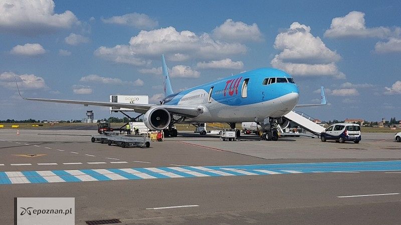 Samolot TUI z Dominikany już na płycie poznańskiego lotniska. | fot. Tomek