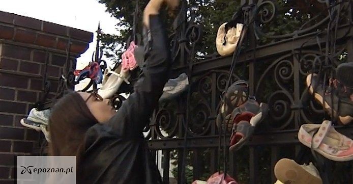 W sierpniu przed Pałacem Arcybiskupim w Poznaniu wywieszono dziecięce buciki w ramach akcji Baby Shoes Remember, mającej na celu zwrócić uwagę na problem pedofilii w kościele.