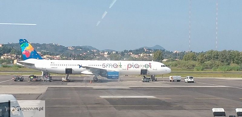 Samolot, który miał zabrać turystów cały czas stoi na płycie lotniska w Korfu. Zdjęcie otrzymaliśmy od czytelnika, który oczekuje na lot do Poznania | fot. Piotr