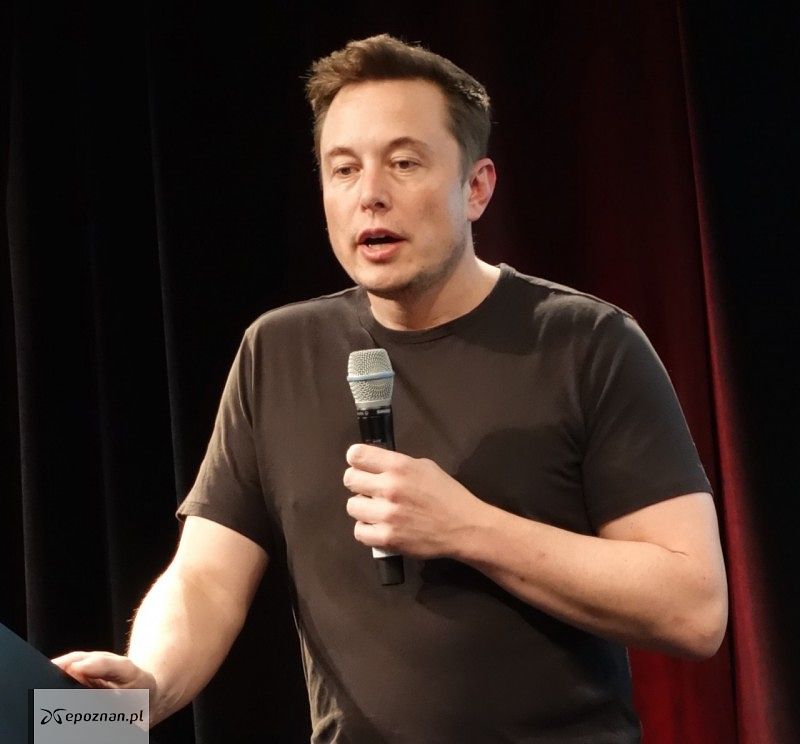 fot. By Steve Jurvetson from Menlo Park, USA - Elon Musk Closing the 2016 Tesla Annual Shareholders\' Meeting, CC BY 2.0, https://commons.wikimedia.org/w/index.php?curid=50670252