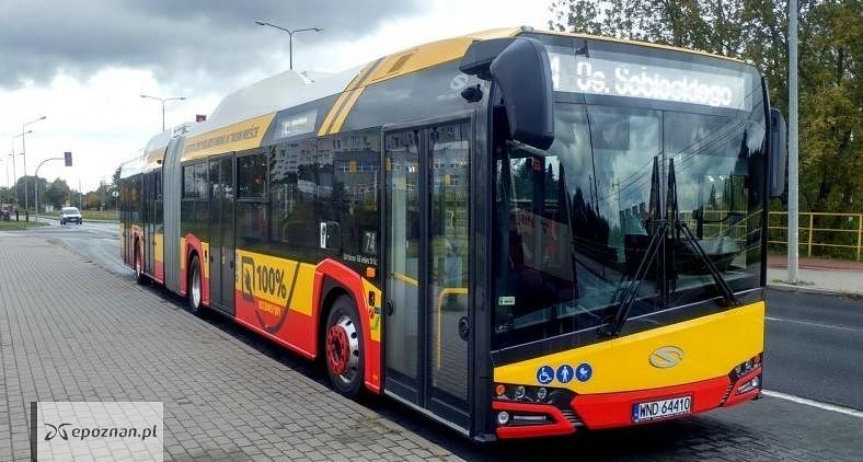 Autobus w warszawskich barwach, który był testowany na poznańskich ulicach | fot. czytelnik