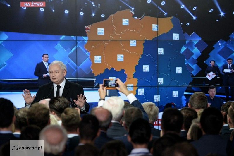 Jarosław Kaczyński podczas ogłoszenia sondażowych wyników do sejmików | fot. Jakub Kamiński / PAP
