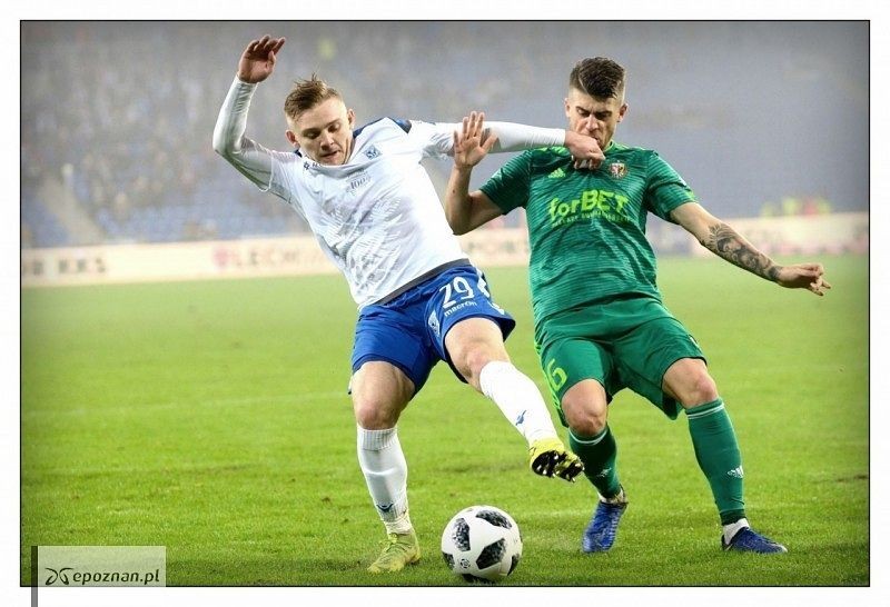 Jóźwiak (z lewej) w walce o piłkę | fot. Paweł Rosolski