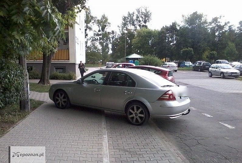 Tak zaparkowany samochód mógłby zostać natychmiast odholowany | fot. F.